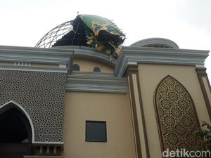 Angin Kencang di Bojonegoro Kelupas Kubah Masjid Hingga Tumbangkan Pohon Angin Kencang di Bojonegoro Kelupas Kubah Masjid Hingga Tumbangkan Pohon
