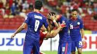 Yang ini adalah salah satu momen kontroversial dari Asnawi. Ia dianggap memprovokasi Faris Ramli yang baru saja gagal mengeksekusi penalti buat Singapura. Foto: AP/Suhaimi Abdullah