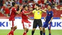 Asnawi juga vokal ke wasit. Ia protes setelah Singapura dapat penalti. Foto: AP/Suhaimi Abdullah