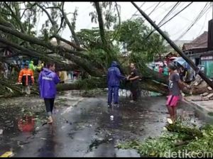 Ngeri! Suasana Kepanikan saat Tasik Dilanda Hujan Deras & Angin Kencang Ngeri! Suasana Kepanikan saat Tasik Dilanda Hujan Deras & Angin Kencang