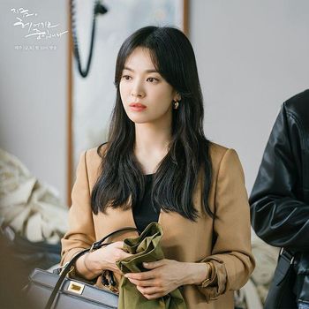 Busana kerja ala song hye kyo