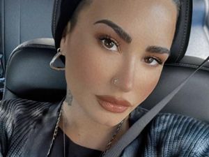 Demi Lovato Tampil Beda, Kini Berambut Botak