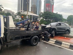 Fortuner Nyebur ke Kolam Air Mancur Patung Kuda Gegara Sopir Ngantuk