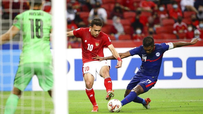 Egy Maulana Vikri, Indonesia vs Singapura Hariss Harun of Singapore, right, and Egy Maulana Vikri of Indonesia compete for the ball during the AFF Suzuki Cup 2020 semi-final second leg match between Indonesia and Singapore in Singapore, Sunday, Dec. 26, 2021. (AP Photo/Suhaimi Abdullah)