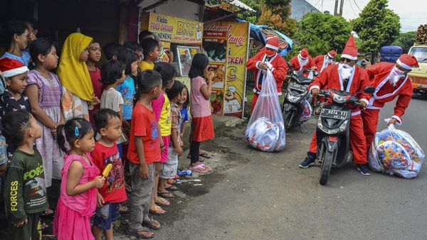 Ho Ho Ho.. Santa Bagi-bagi Hadiah Natal di Jalanan