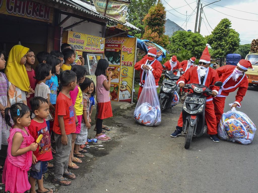 Ho Ho Ho.. Santa Bagi-bagi Hadiah Natal di Jalanan