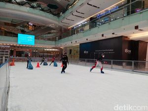 Serunya Ice Skating dan Snowplay di Surabaya