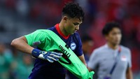 Top skor Singapura di Piala AFF 2020 dengan 3 gol itu dengan cekatan bersalin pakaian kiper. (Foto: Getty Images/Yong Teck Lim)