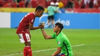 Irfan Jaya tampak menghibur Ikhsan di akhir pertandingan. (Foto: AFP/ROSLAN RAHMAN)