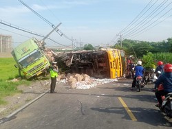 Truk Tak Kuat Nanjak Tabrak Dua Kendaraan Lain, Satu Orang Tewas