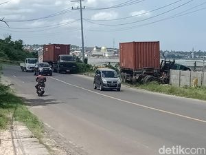 Sopir Ngantuk, Truk Peti Kemas Tabrak Pembatas Lahan di Lamongan
