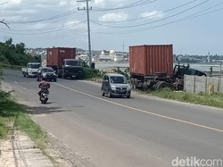 Sopir Ngantuk, Truk Peti Kemas Tabrak Pembatas Lahan di Lamongan