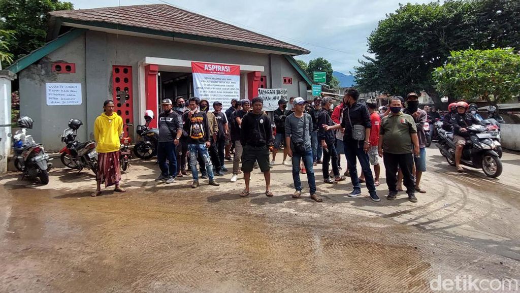 Ketika Tim Pemikul Jenazah Demo Kantor Distaru Kota Bandung