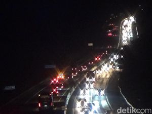 Tol Cipularang Arah Jakarta Padat