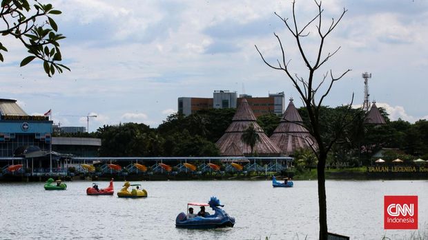 Taman Mini Indonesia Indah (TMII) mengakui ada lonjakan jumlah pengunjung pada hari libur Natal. Hingga pukul 14.40 WIB, jumlah pengunjung TMII capai 13.959 ribu pada hari minggu. Minggu (26/12/2021). CNN Indonesia/Andry Novelino