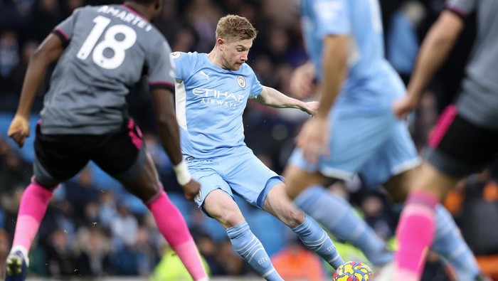 MANCHESTER, ENGLAND - DECEMBER 26: Kevin De Bruyne of Manchester City scores their sides first goal during the Premier League match between Manchester City and Leicester City at Etihad Stadium on December 26, 2021 in Manchester, England. (Photo by Alex Pantling/Getty Images)
