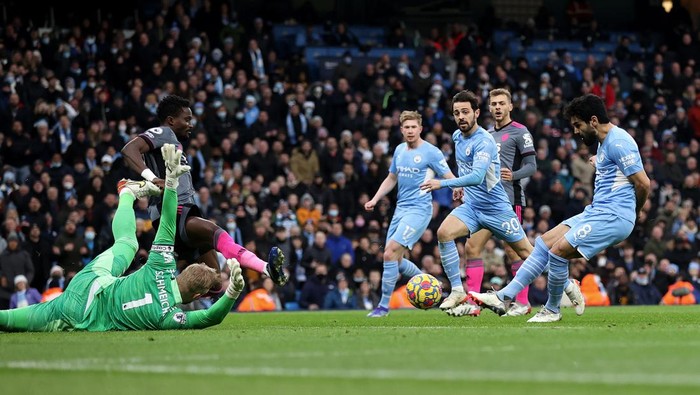 MANCHESTER, ENGLAND - DECEMBER 26: Ilkay Guendogan of Manchester City scores their sides third goal during the Premier League match between Manchester City and Leicester City at Etihad Stadium on December 26, 2021 in Manchester, England. (Photo by Alex Pantling/Getty Images)
