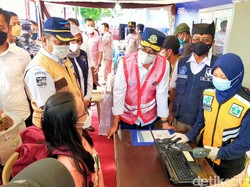 Menhub Pantau Langsung Arus Libur Nataru di Pelabuhan Ketapang Banyuwangi