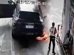 Ngeri, Pria Nekat Bakar Mobil yang Lagi Isi Bensin di SPBU
