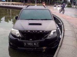 Cerita Geger Fortuner Nyebur ke Kolam Air Mancur Patung Kuda