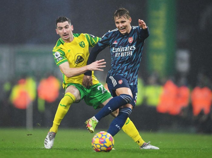 NORWICH, ENGLAND - DECEMBER 26: Martin Odegaard of Arsenal battles for possession with Kenny McLean of Norwich City during the Premier League match between Norwich City and Arsenal at Carrow Road on December 26, 2021 in Norwich, England. (Photo by Harriet Lander/Getty Images)