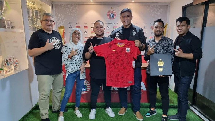 Persija Jakarta lelang jersey untuk membantu korban erupsi Gunung Semeru