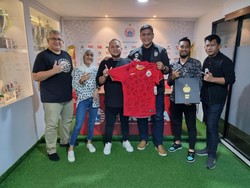 Persija Lelang Jersey buat Korban Erupsi Semeru, Laku Puluhan Juta