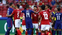 Pemain Indonesia dan Singapura berdebat akibat sebuah insiden di babak pertama. Asnawi, dengan ban kapten melingkar di lengan, ikut di tengah-tengah perdebatan. Foto: Getty Images/Yong Teck Lim