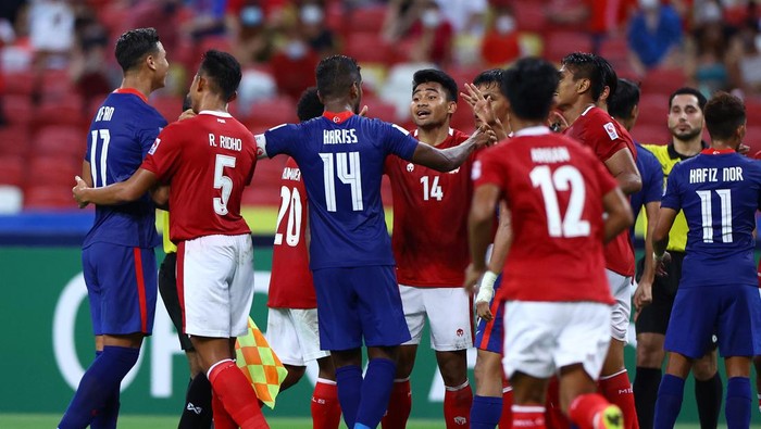 Piala AFF 2020 SINGAPORE, SINGAPORE - DECEMBER 25: Singaporean and Indonesian players argue over a play during the first half of the second leg of their AFF Suzuki Cup semifinal at the National Stadium on December 25, 2021 in Singapore. (Photo by Yong Teck Lim/Getty Images)