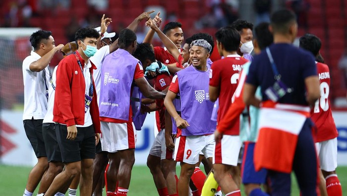 SINGAPORE, SINGAPORE - DECEMBER 25: The Indonesian team celebrates after a 4-2 win over Singapore in the second leg of their AFF Suzuki Cup semifinal at the National Stadium on December 25, 2021 in Singapore. (Photo by Yong Teck Lim/Getty Images)