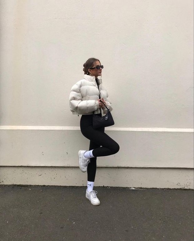 Padukan dengan black legging dan white sneakers