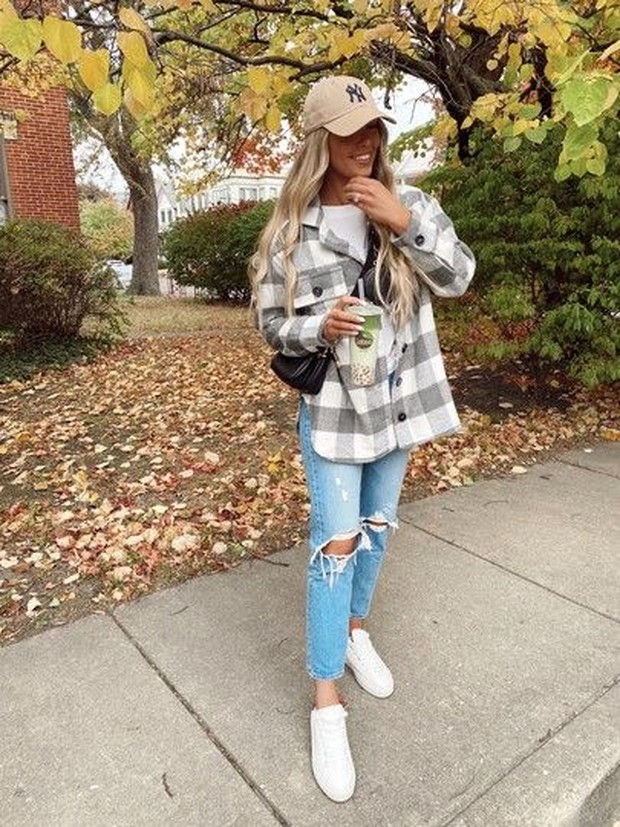 Padukan dengan sweater dan distressed jeans