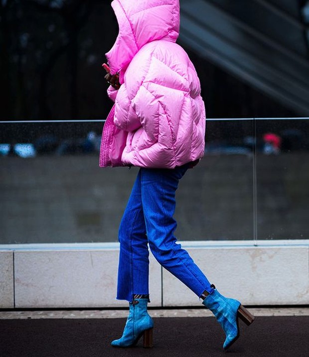 Pakailah puffer jacket berwarna dan statement boots