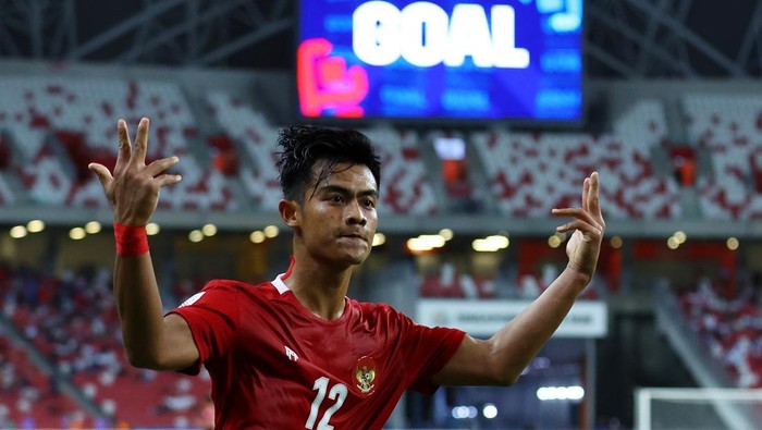 SINGAPORE, SINGAPORE - DECEMBER 25: Pratama Arhan Alif Rifai #12 of Indonesia celebrates after scoring his teams second goal against Singapore during the second half of the second leg of their AFF Suzuki Cup semifinal at the National Stadium on December 25, 2021 in Singapore. (Photo by Yong Teck Lim/Getty Images)