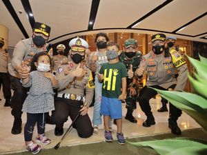 Rombongan Polri Cek Prokes di Tunjungan Plaza Surabaya