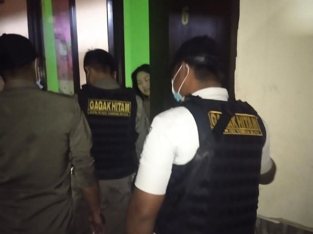 Tim Gagak Hitam Tangsel Gerebek Kosan Terkait Prostitusi, 25 Orang Diamankan Tim Gagak Hitam Tangsel Gerebek Kosan Terkait Prostitusi, 25 Orang Diamankan