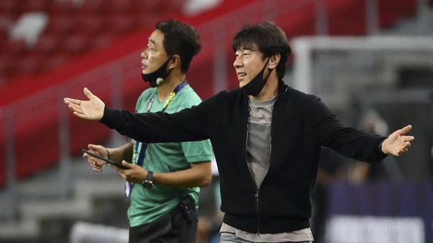 Singapore Soccer Suzuki Cup Indonesia head coach, Shin Tae Yong reacts at the touchline during the AFF Suzuki Cup 2020 semi-final second leg match between Indonesia and Singapore in Singapore, Sunday, Dec. 26, 2021. (AP Photo/Suhaimi Abdullah)