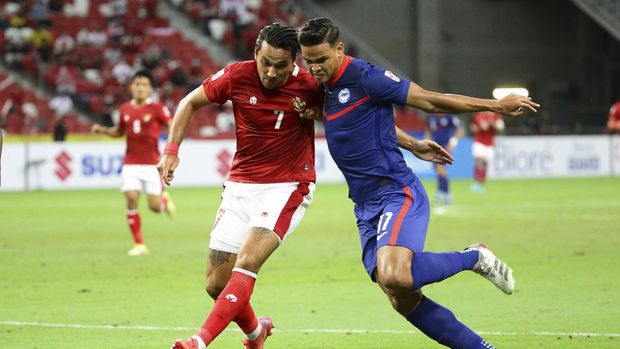 Singapore Soccer Suzuki Cup Ezra Harm Ruud Walian of Indonesia and Irfan Fandi of Singapore compete for the ball during the AFF Suzuki Cup 2020 semi-final second leg match between Indonesia and Singapore in Singapore, Saturday, Dec. 25, 2021. (AP Photo/Suhaimi Abdullah)