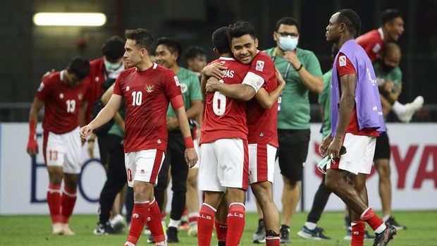 Asnawi Mangkualam of Indonesia, right, hugs Evan Dimas Darmono of Indonesia after defeating Singapore during the AFF Suzuki Cup 2020 semi-final second leg match between Indonesia and Singapore in Singapore, Saturday, Dec. 25, 2021. (AP Photo/Suhaimi Abdullah)
