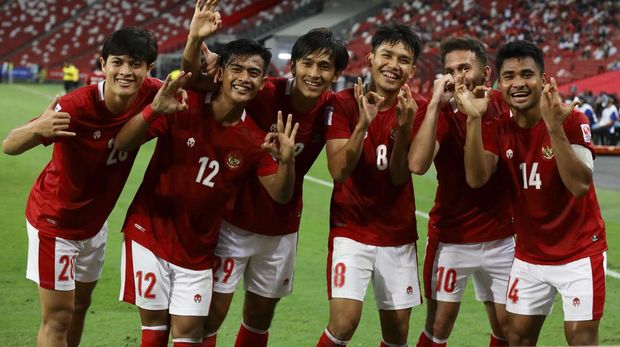 Singapore Soccer Suzuki Cup Egy Maulana Vikri of Indonesia, second right, celebrates with teammates after scoring the fourth goal during the AFF Suzuki Cup 2020 semi-final second leg match between Indonesia and Singapore in Singapore, Saturday, Dec. 25, 2021. (AP Photo/Suhaimi Abdullah)