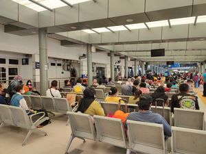 Mulai Padat Calon Penumpang, Begini Suasana Stasiun Pasar Senen H+1 Natal