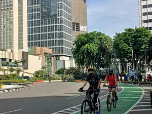 Suasana Bundaran HI saat Libur Natal: Warga Joging hingga Gowes