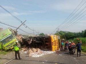 Tak Kuat Nanjak, 3 Truk Bertabrakan di Gresik