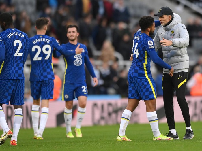 NEWCASTLE UPON TYNE, ENGLAND - OCTOBER 30: Two goal Reece James is congratulated by Chelsea manager Thomas Tuchel after the Premier League match between Newcastle United and Chelsea at St. James Park on October 30, 2021 in Newcastle upon Tyne, England. (Photo by Stu Forster/Getty Images)
