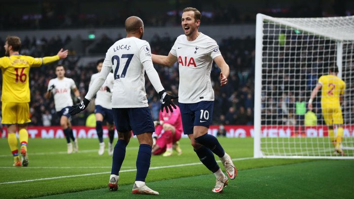 LONDON, ENGLAND - DECEMBER 26: Harry Kane celebrates with teammate Lucas Moura of Tottenham Hotspur after scoring their teams first goal during the Premier League match between Tottenham Hotspur and Crystal Palace at Tottenham Hotspur Stadium on December 26, 2021 in London, England. (Photo by Steve Bardens/Getty Images)