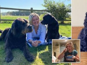 Wanita Ini Mengaku Lebih Suka Makan Bersama Anjing Dibandingkan Manusia Wanita Ini Mengaku Lebih Suka Makan Bersama Anjing Dibandingkan Manusia