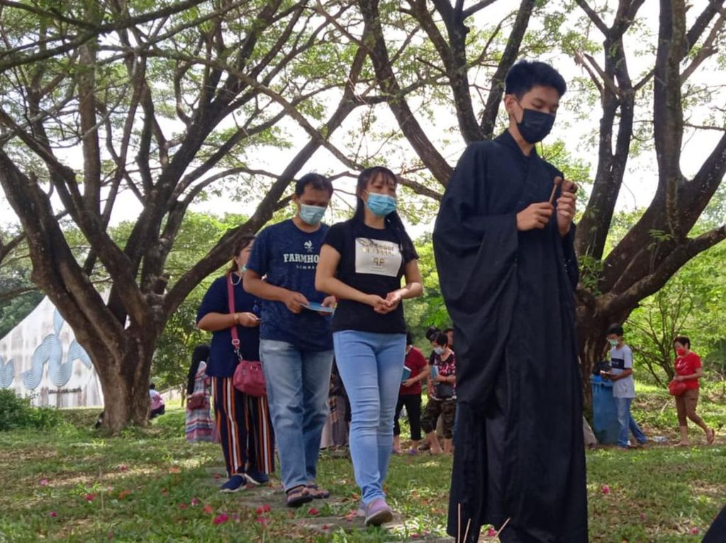 Peringati 17 Tahun Tsunami, Warga Tionghoa di Aceh Ziarahi Kuburan Massal
