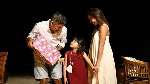 Gading Marten rayakan momen Natal bareng Gisella Anastasia dan Gempita di Bali bikin netizen baper. Yuk intip kebersamaan mereka!