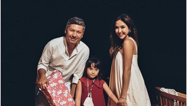 Gading Marten rayakan momen Natal bareng Gisella Anastasia dan Gempita di Bali bikin netizen baper. Yuk intip kebersamaan mereka!