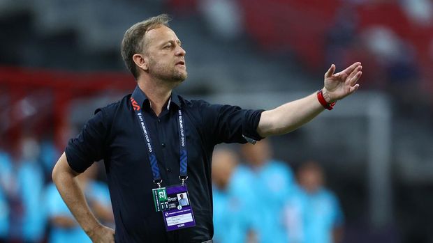 SINGAPORE, SINGAPORE - DECEMBER 23: Head coach Alexandre Polking of Thailand calls for a play during the first half of the first leg of the AFF Suzuki Cup semifinal against Vietnam at the National Stadium on December 23, 2021 in Singapore. (Photo by Yong Teck Lim/Getty Images)
